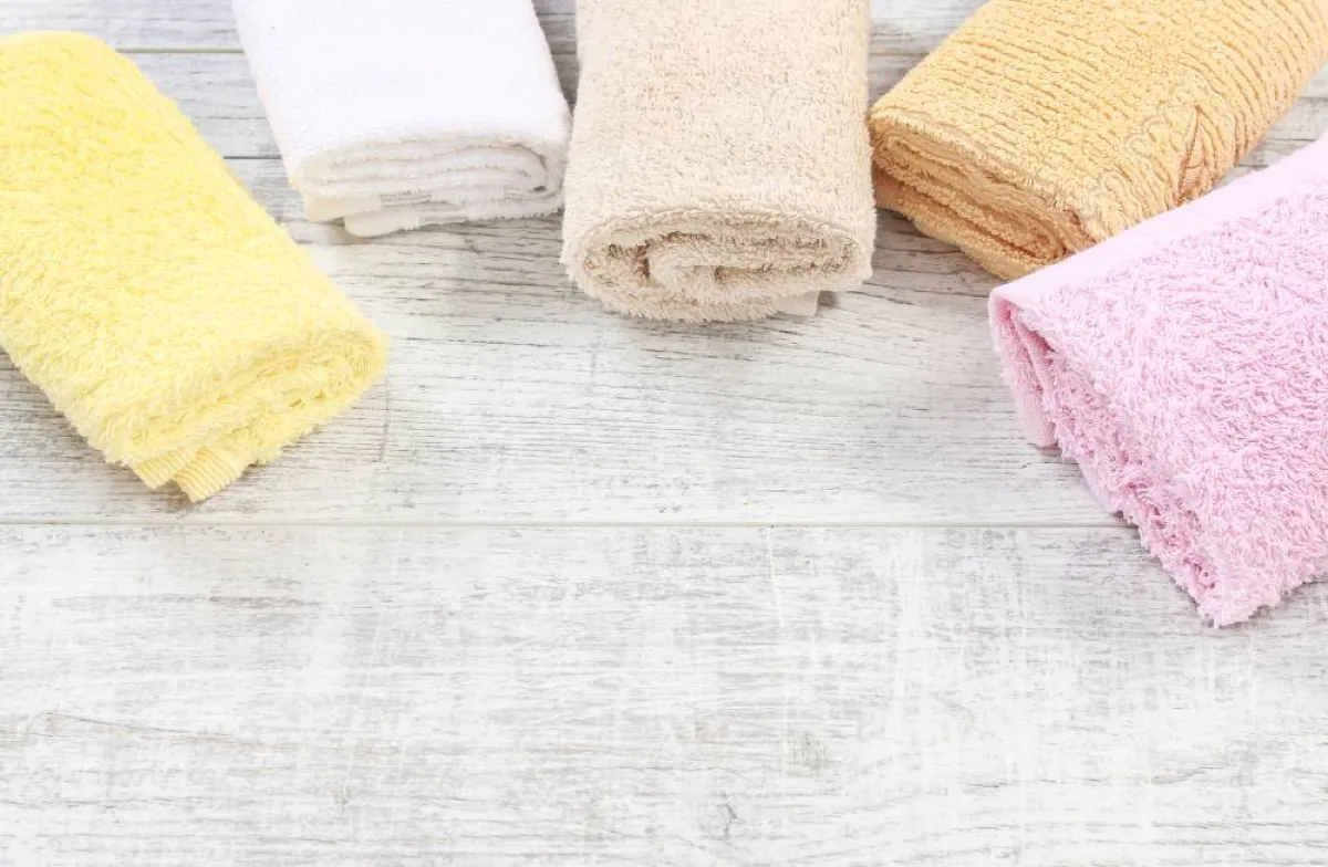 قد تصدر رائحة كريهة عن المناشف، قبل الاستخدام