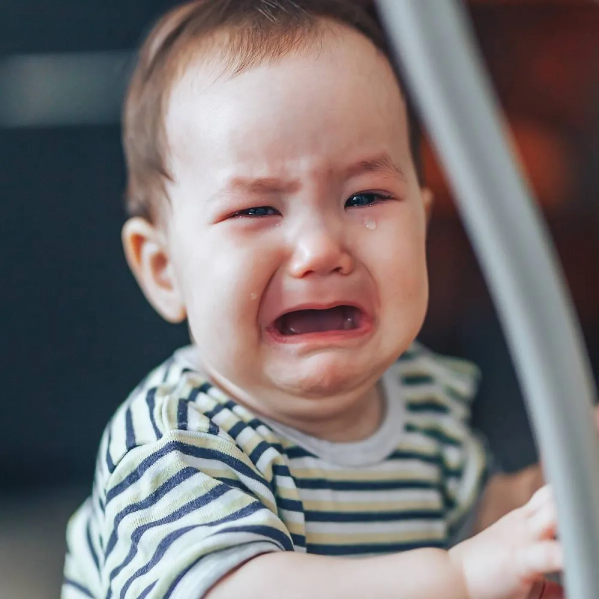 صورة لطفل يبكي المرض