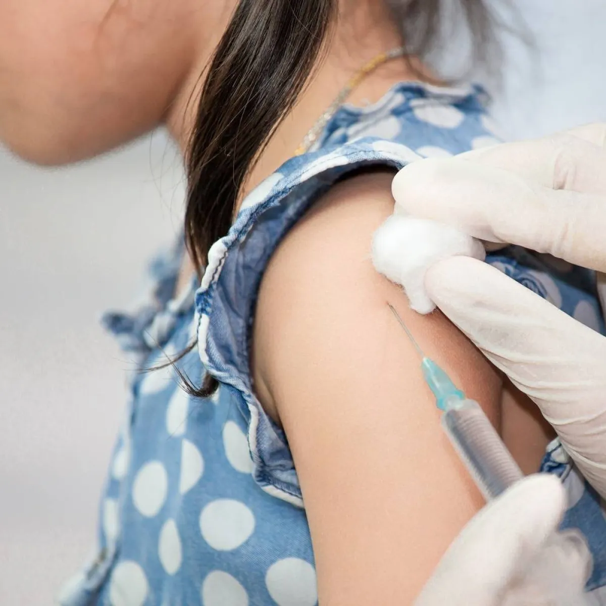 صورة لطفلة تأخذ مضادات حيوية بالعضل