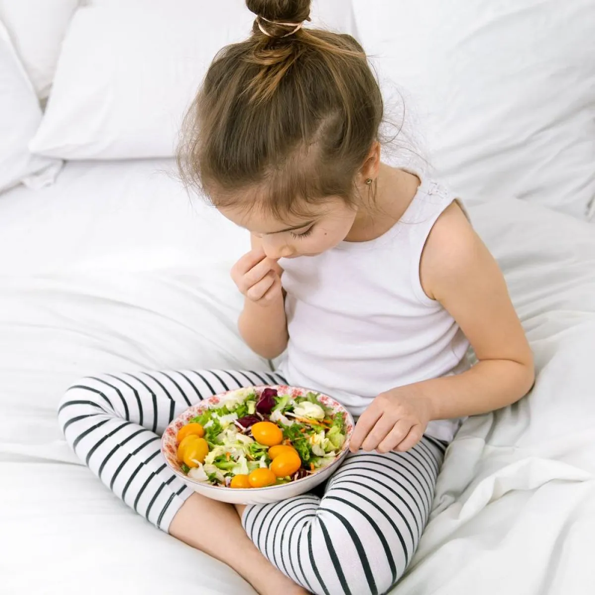 صورة لطفلة تتناول طعام متوازن