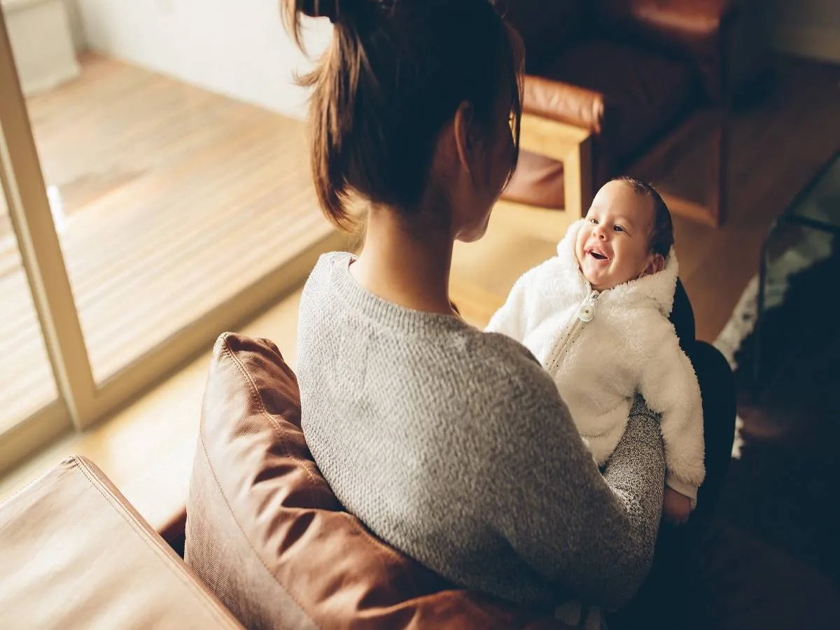 صورة لأم تحمل طفلها