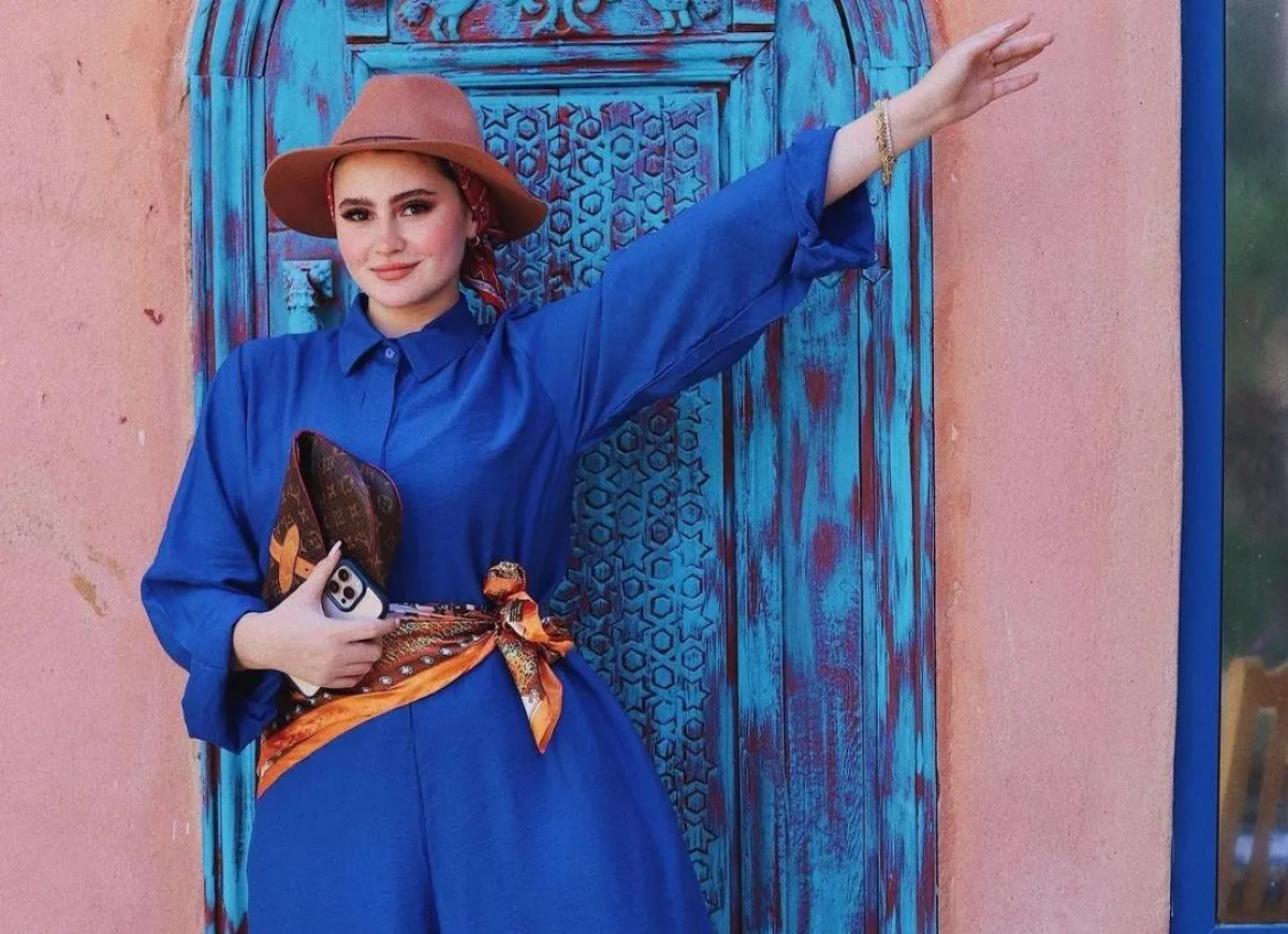 تنسيق اللون النيلي للمحجبات