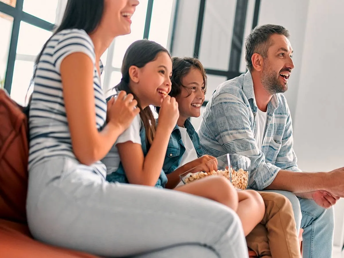 صورة لعائلة تشاهد التلفاز