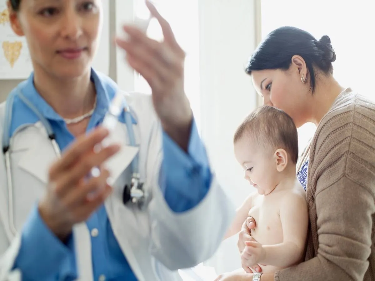 صورة لطبيبة تجهز لقاح طفل رضيع 