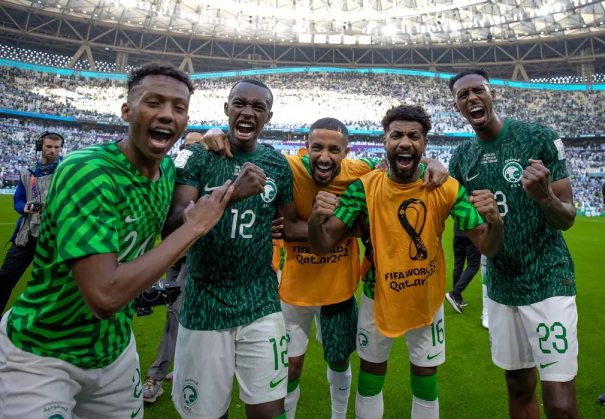 احتفال صقور المنتخب السعودي بفوزه أمام الأرجنتين