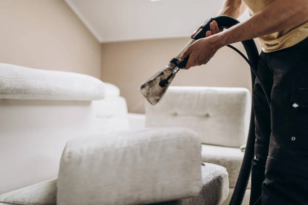 آلة البخار للتخلّص من رائحة الرطوبة العالقة بفرش البيت