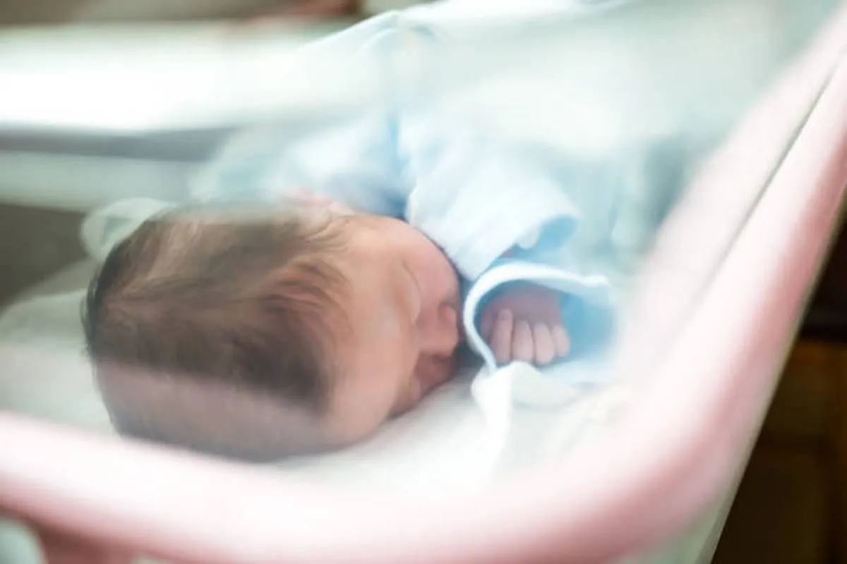 صورة لطفل في الحضانة الصناعية لتلقي الرعاية