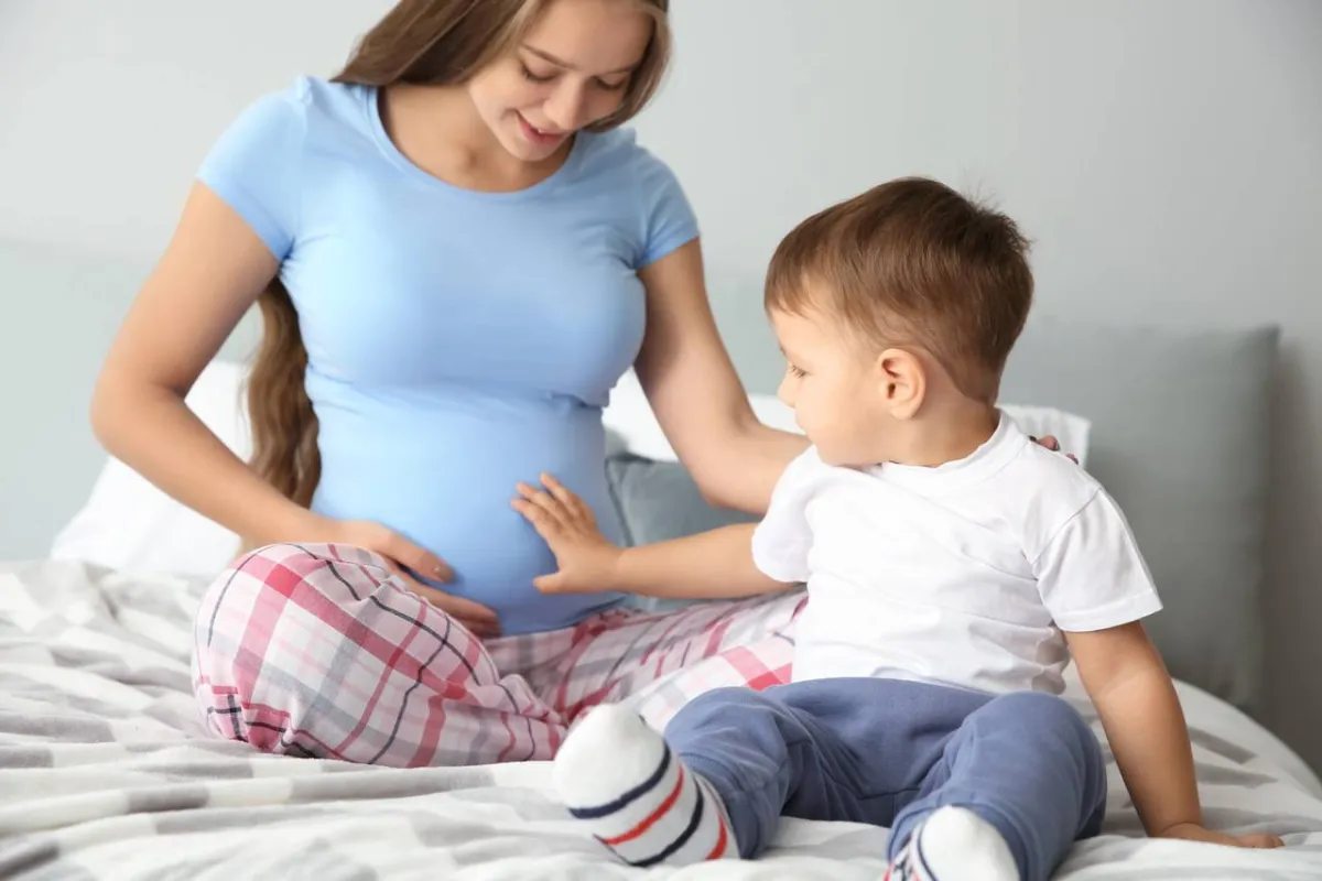 صورة لحامل مع طفلها الأول