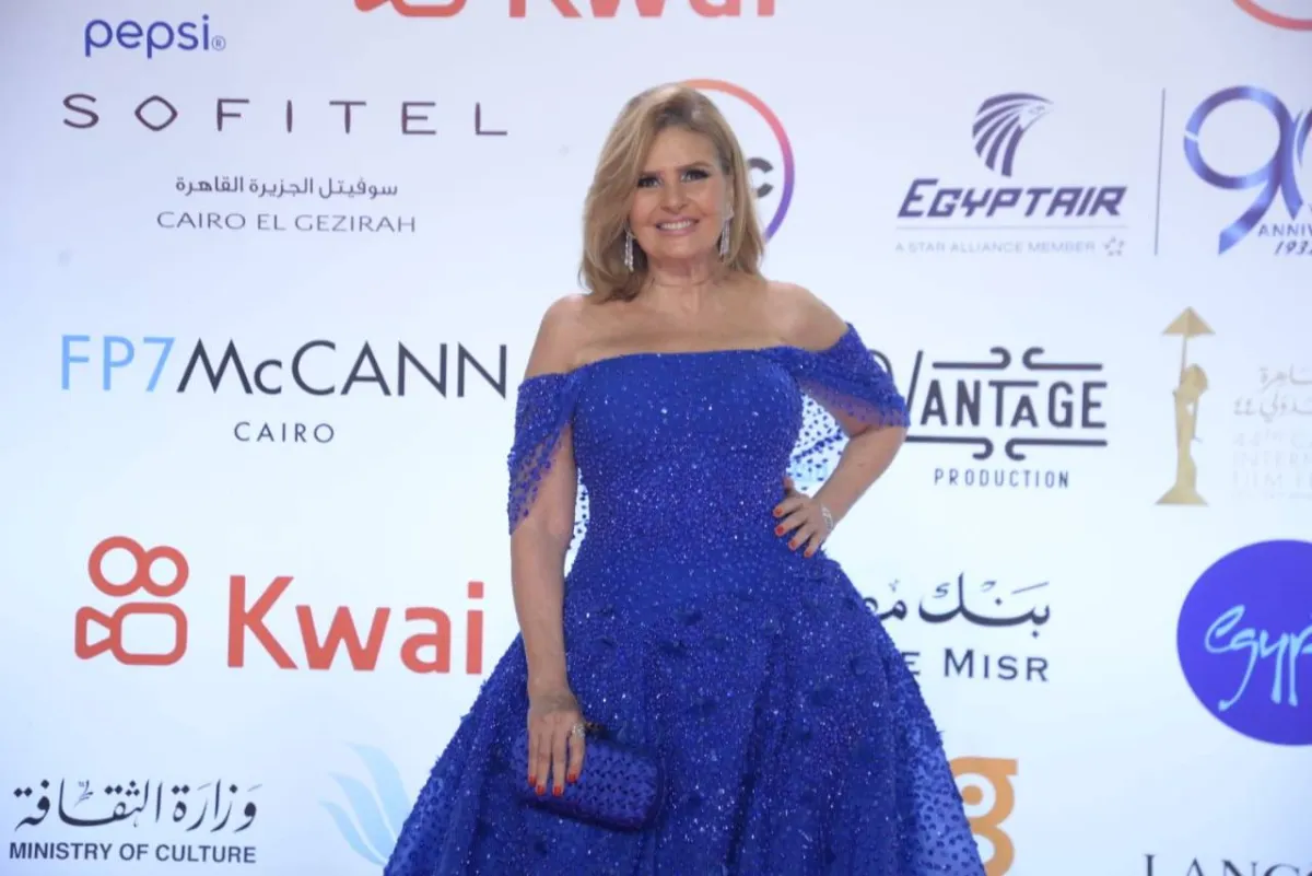 يسرا على السجادة الحمراء لحفل ختام مهرجان القاهرة السينمائي -الصورة خاصة لـ«سيدتي»