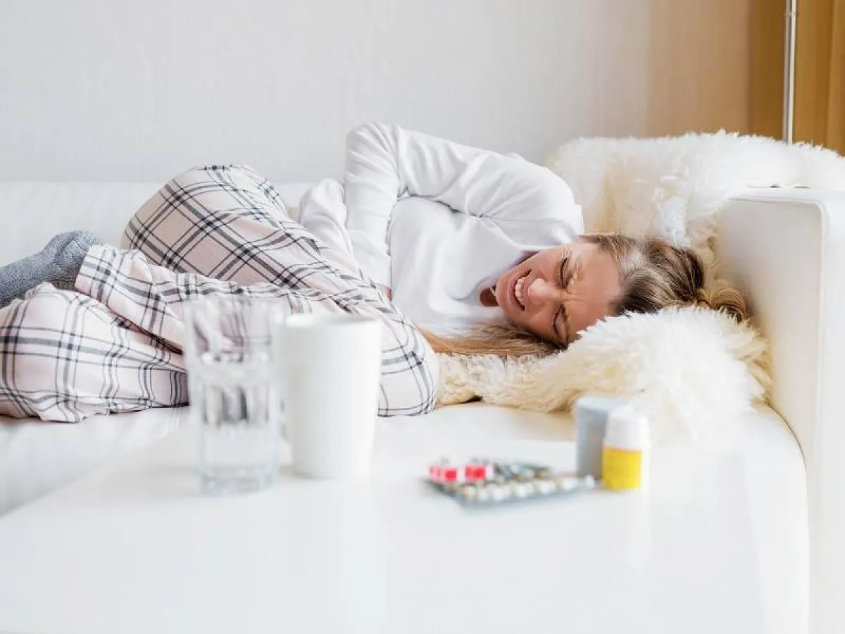 تبدأ التقلصات قبل أسبوع إلى أسبوعين من الدورة الشهرية وتنتهي عند بدء النزيف (المصدر: Adope Stock)