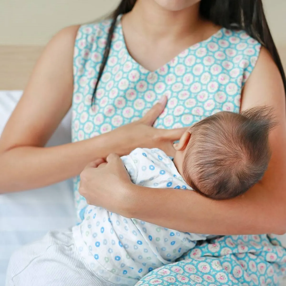 صورة لطفل يرضع