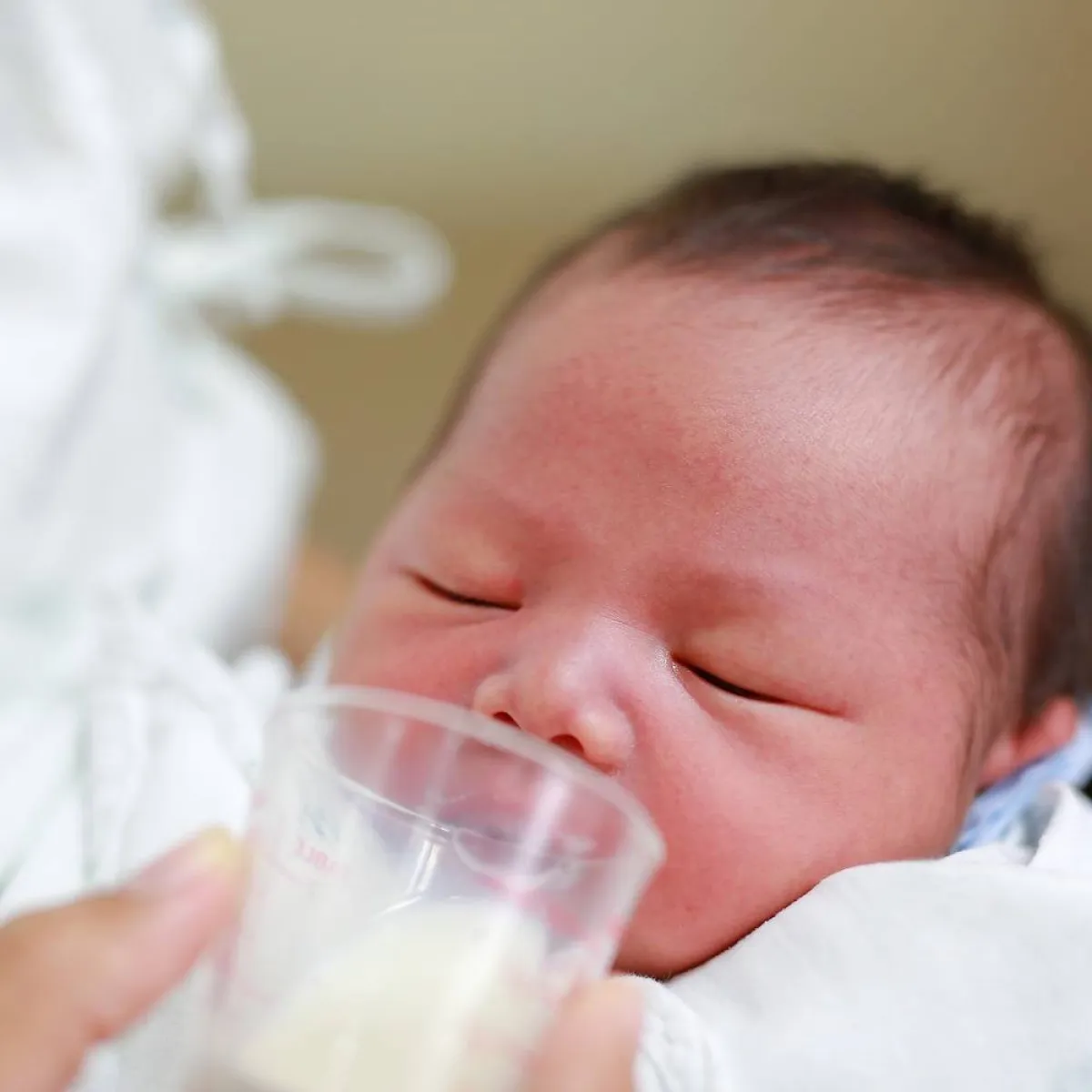 صورة لطفل يتناول طعامه