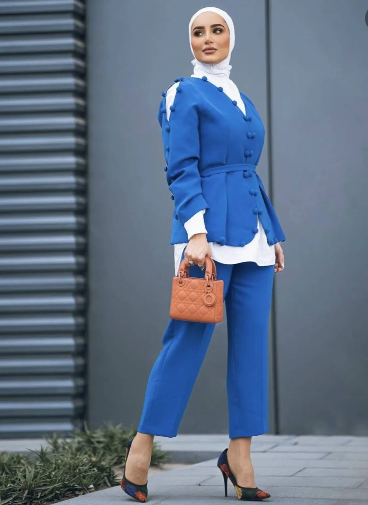 دلال الدوب بالبنطلون المستقيم