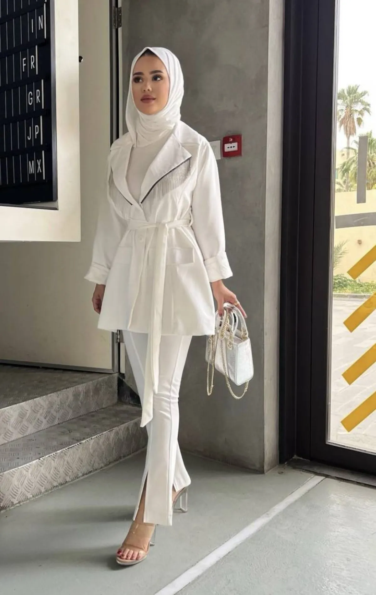 سارة الدهيم ببنطلون ضيق بفتحة ناعمة