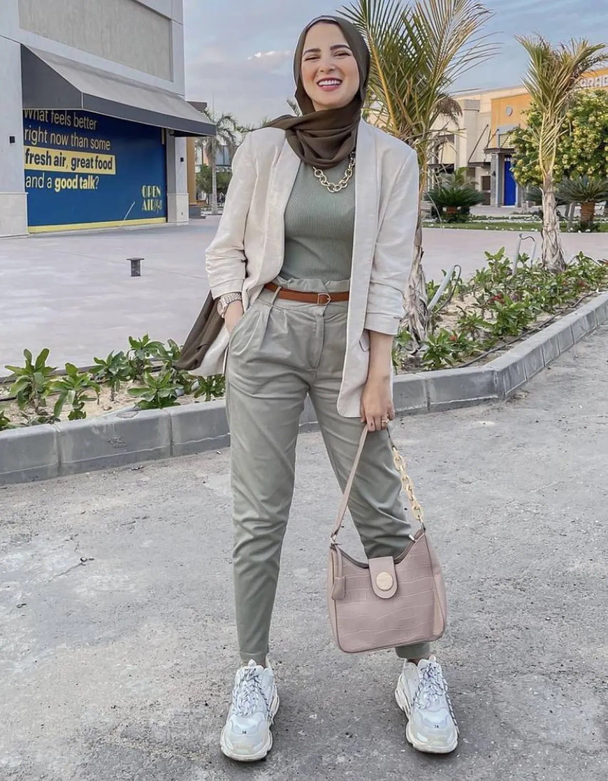 جهاد البنا ببنطلون سكيني بخصر مرتفع