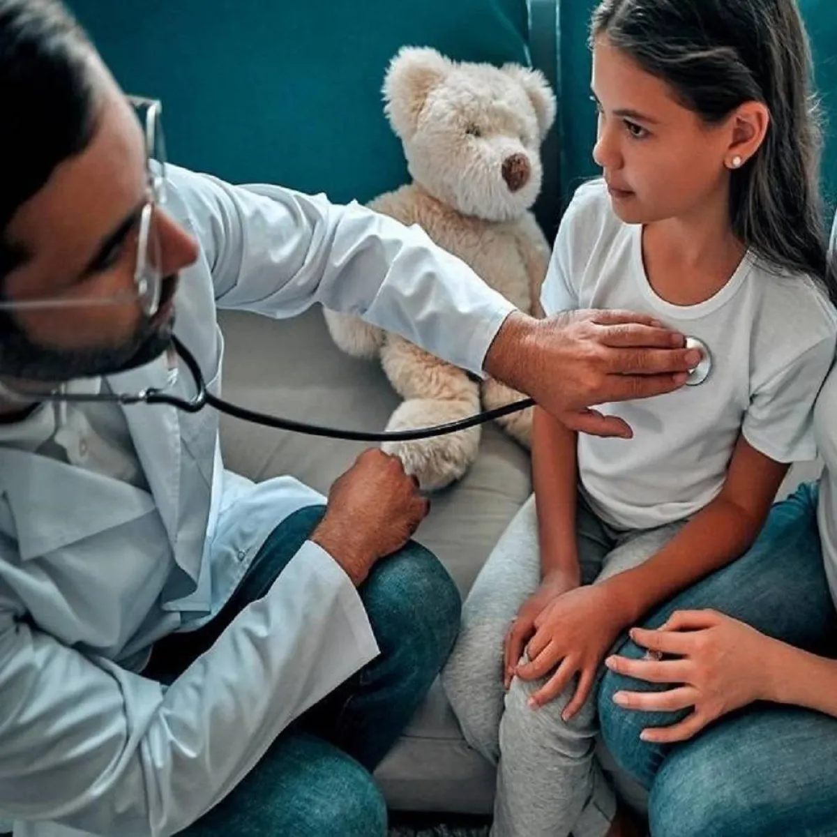 صورة لطبيب يتابع مرض الطفلة