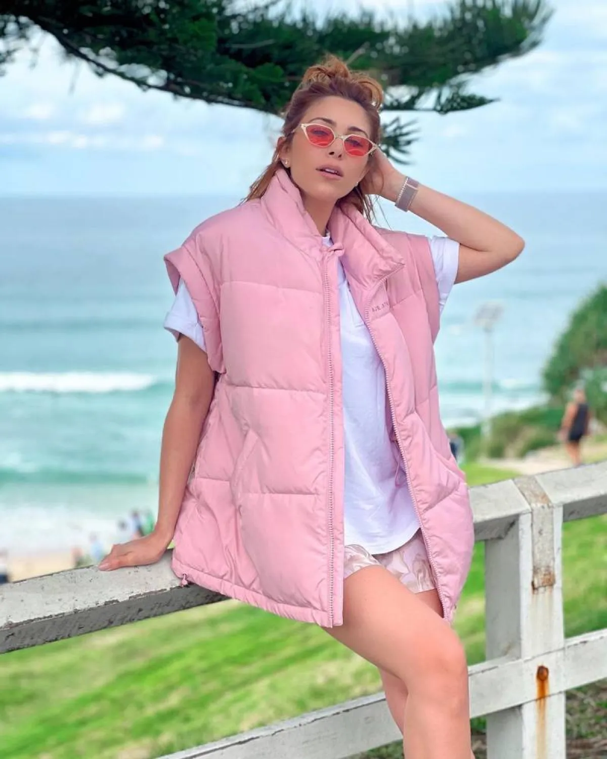 دانييلا رحمة بجاكيت بامب باللون الوردي  