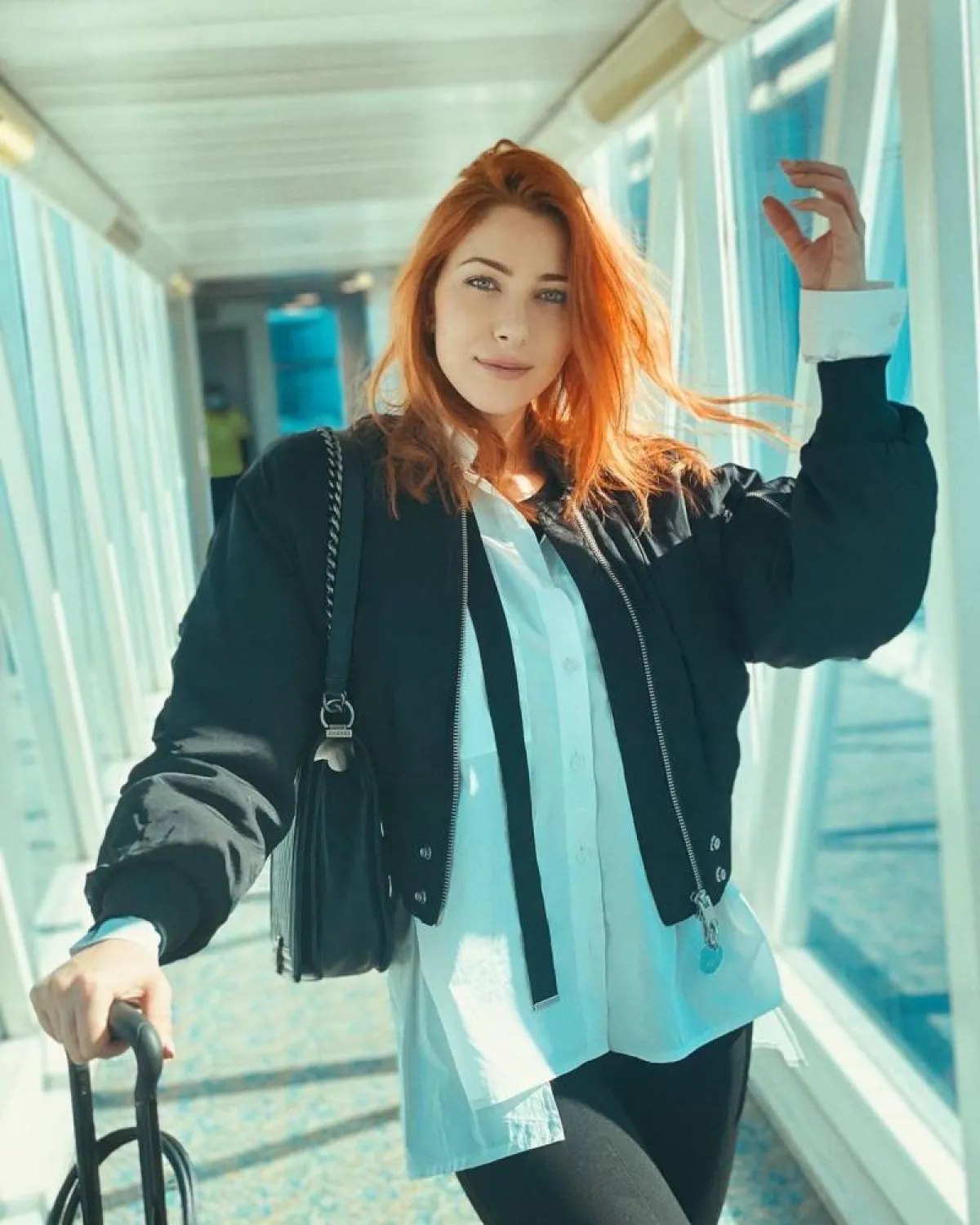 دانييلا رحمة بجاكيت قصير باللون الأسود 