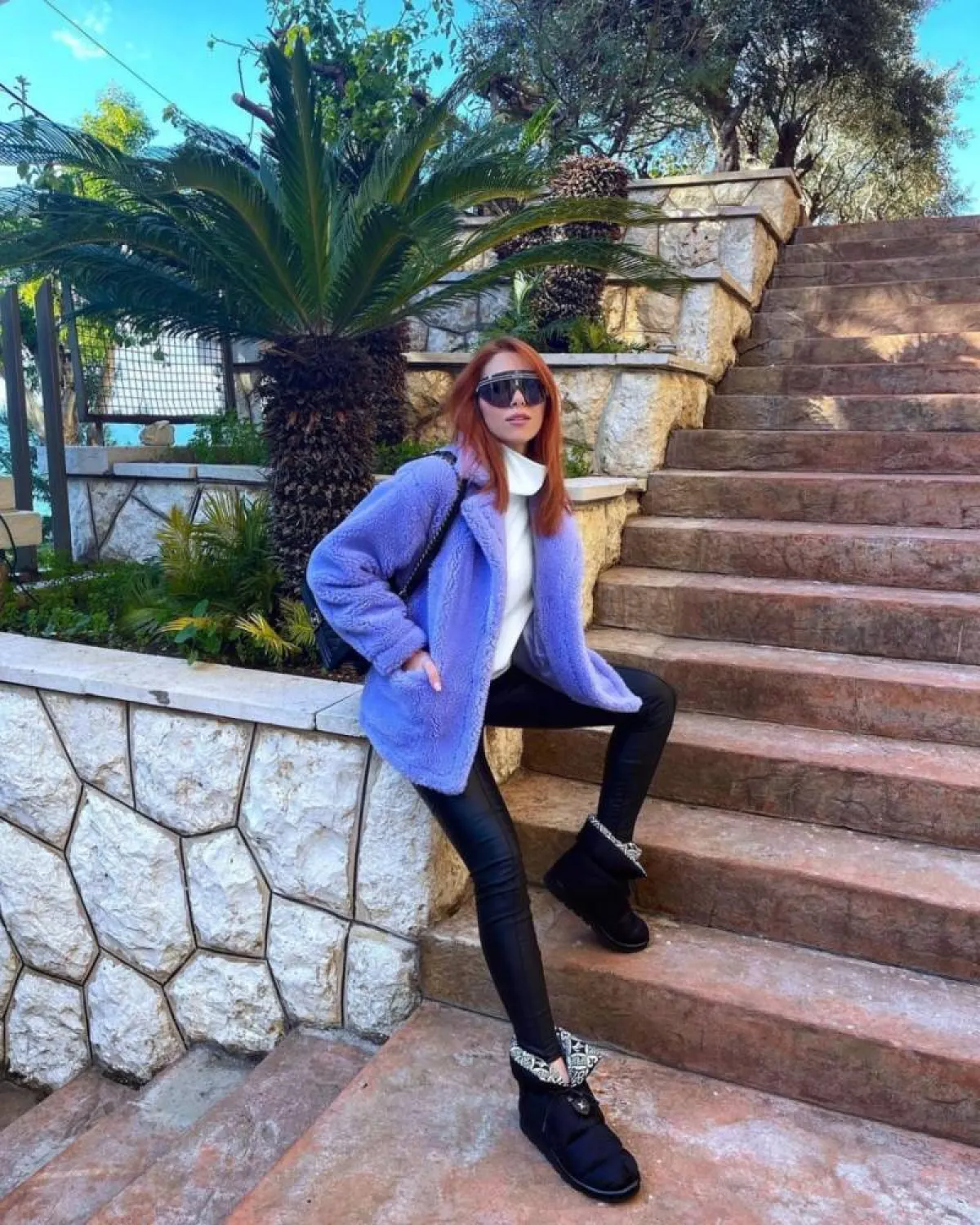 دانييلا رحمة بجاكيت صوف باللون الأرجواني 