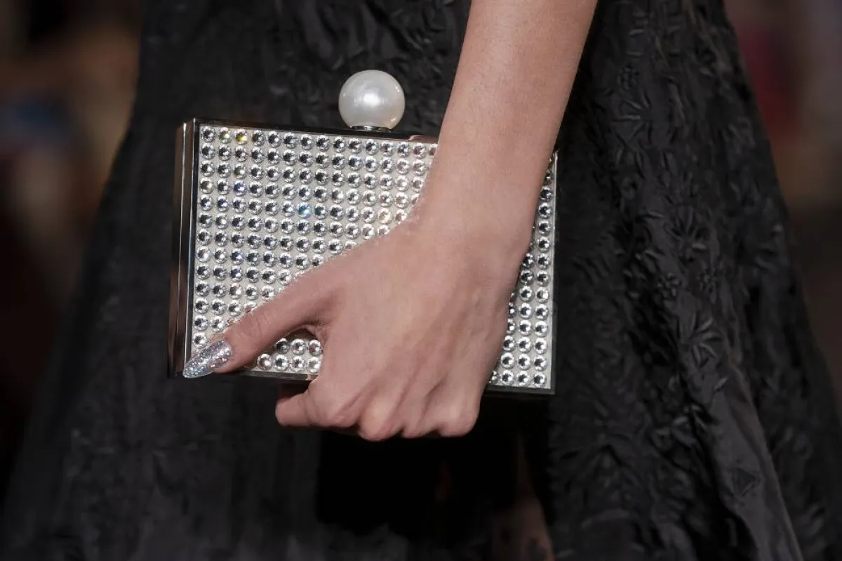 موديلات حقائب باللون الفضي