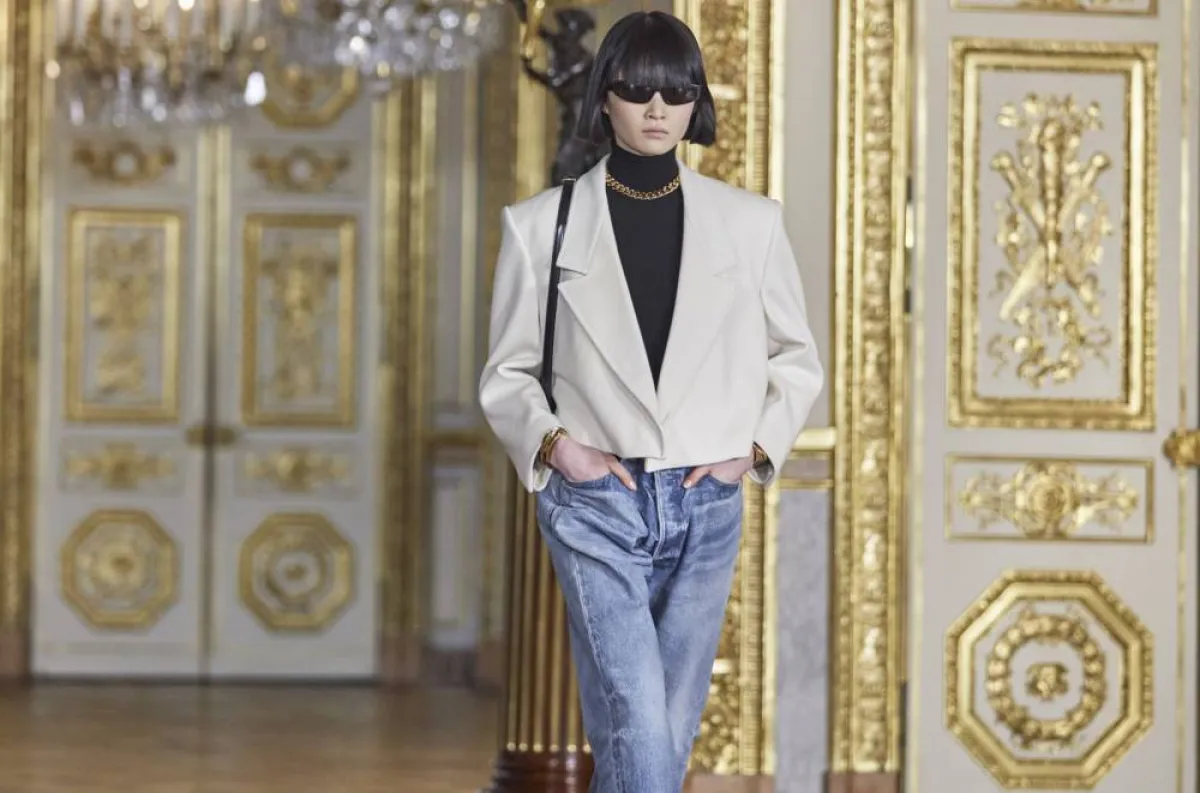 إطلالات سبور شيك بالجينز والبليزر