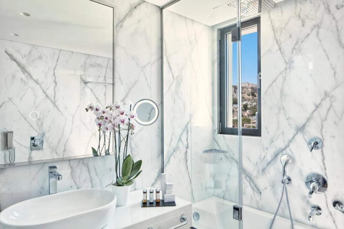 حمّام فخم في غرف فندق إليكترا ميتروبوليس