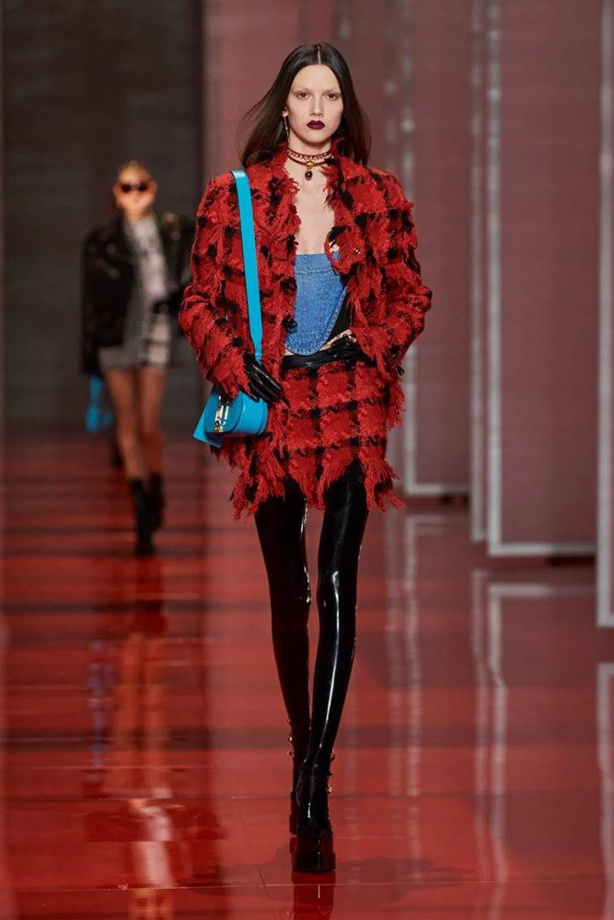 تنسيق الأزرق مع الأحمر من فيرساتشي  Versace