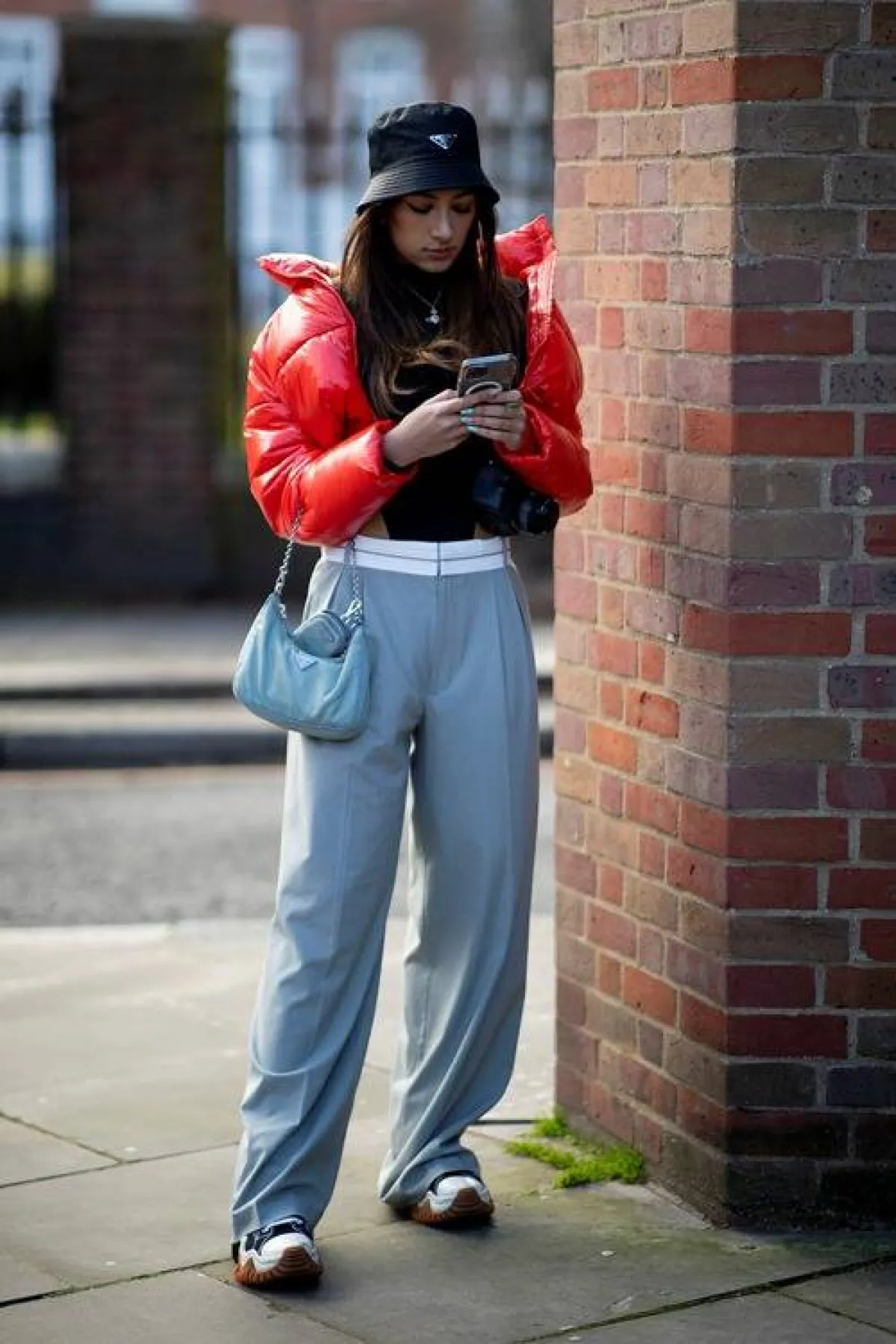 تنسيق الأزرق مع الأحمر من ستريت فاشن Street Fashion