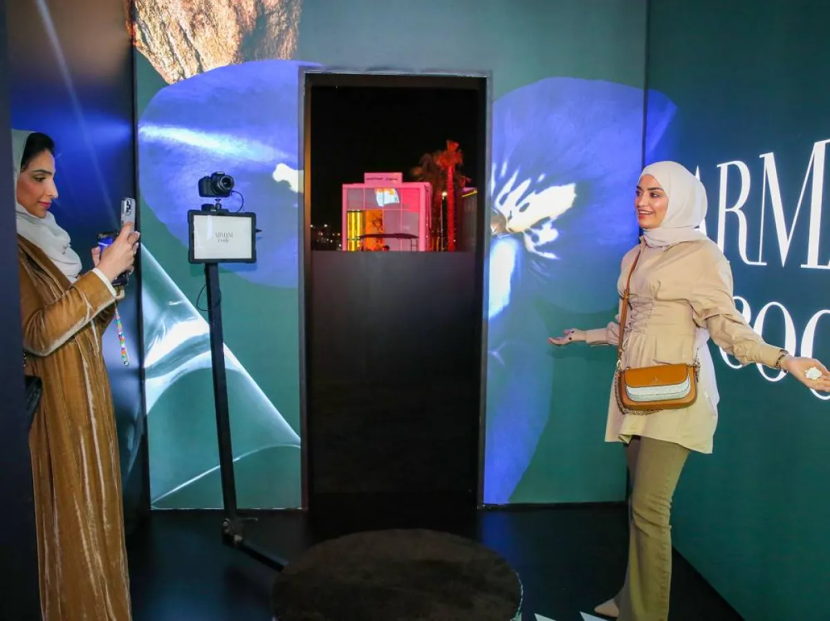 الحضور يتفاعلون مع الحدث