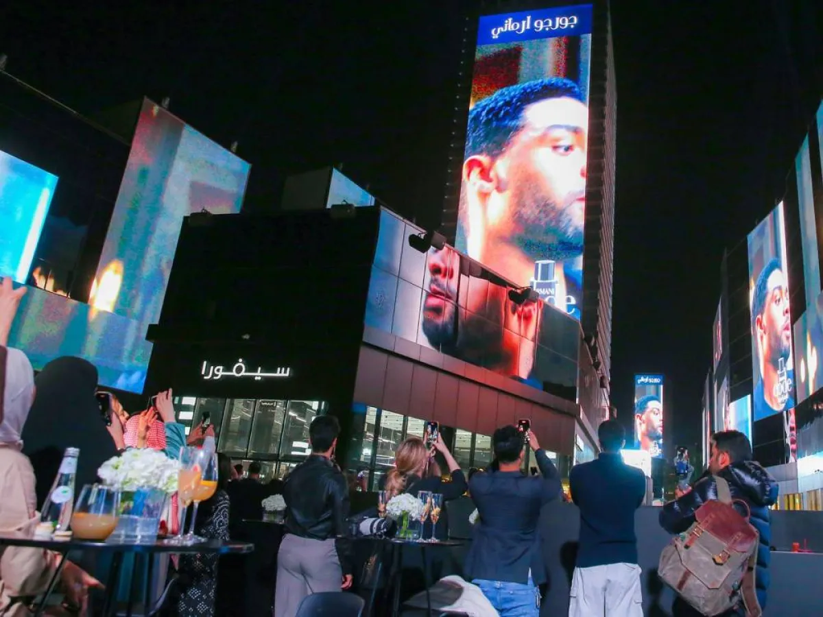 شاشات البوليفارد تبث إعلان عطر أرماني كود الجديد