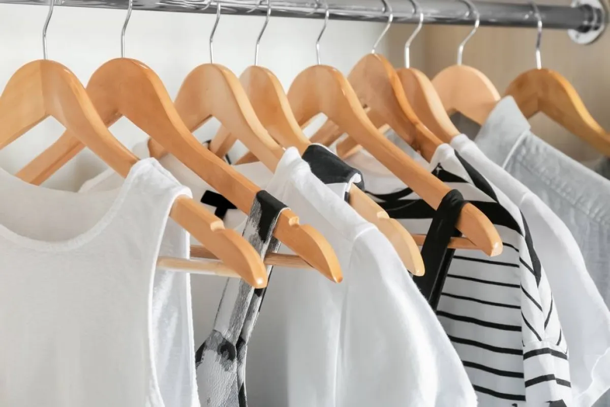 تعليق الملابس في الخزانة