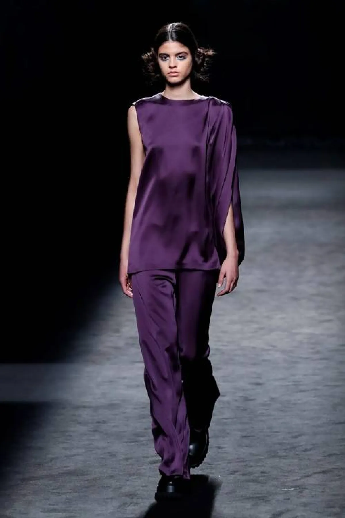 إطلالة مونوكروم باللون البنفسجي من فيلي كامبو Felly Campo