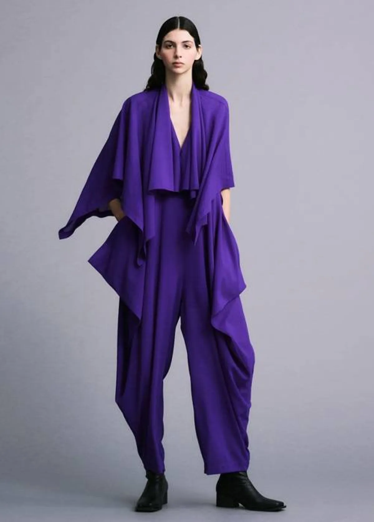 إطلالة مونوكروم باللون البنفسجي من إيسي مياكي Issey Miyake