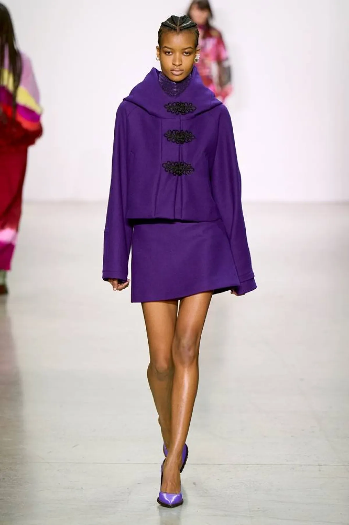 إطلالات مونوكروم باللون البنفسجي من برابال جورونج Prabal Gurung