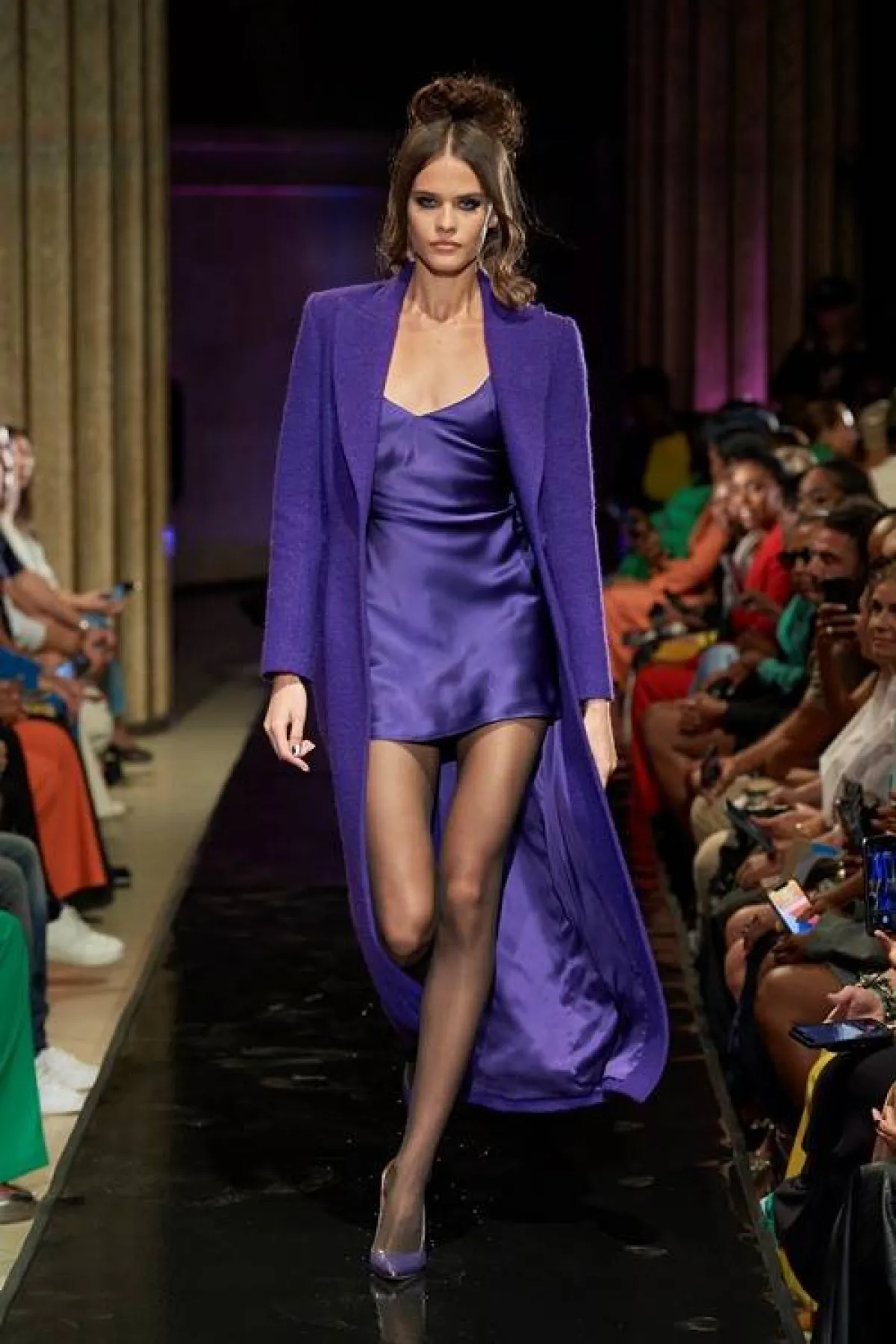 إطلالة مونوكروم باللون البنفسجي من سيرجيو هدسون Sergio Hudson