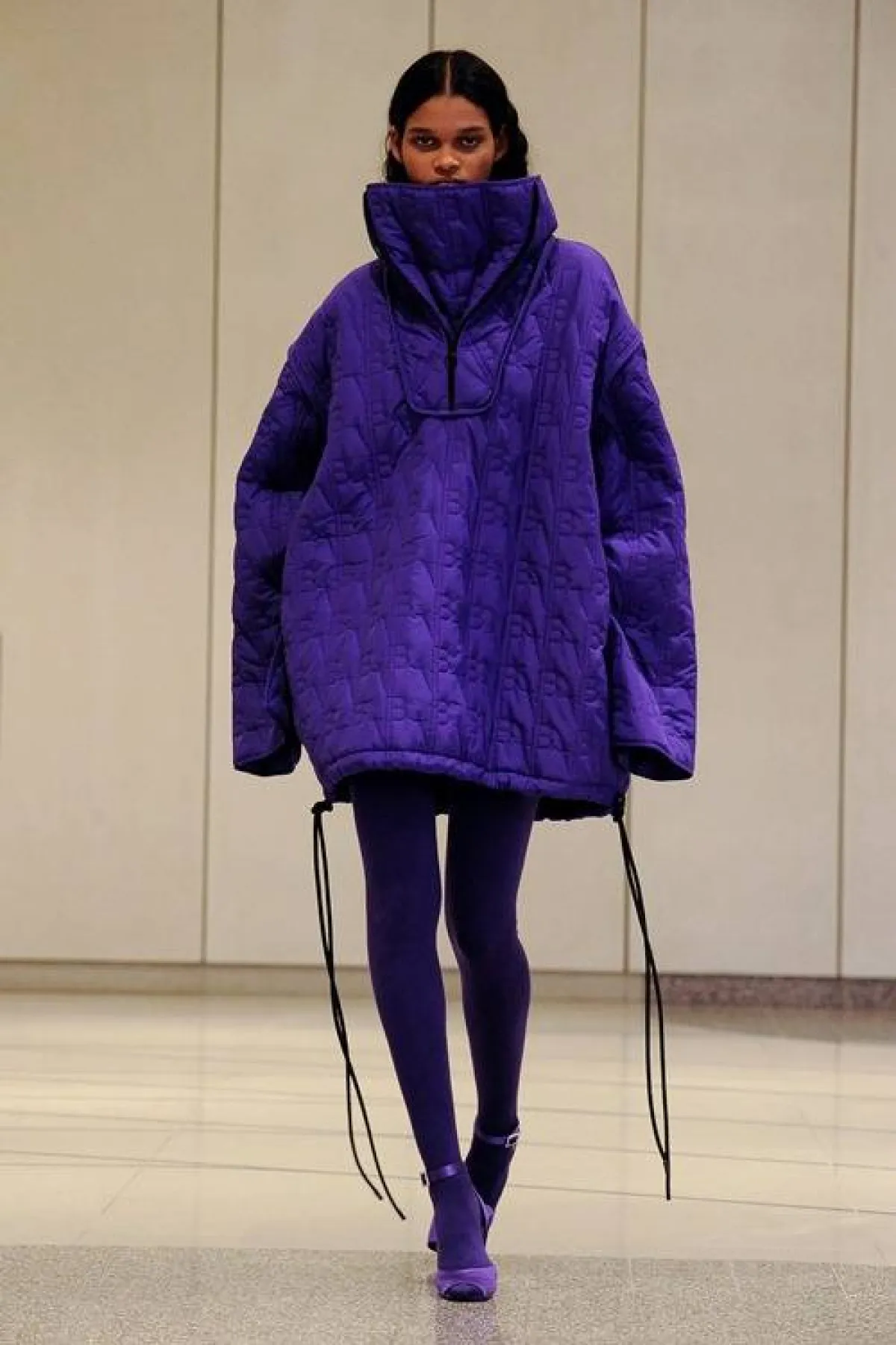 إطلالة مونوكروم باللون البنفسجي من فيكتوريا Victoria Beckham