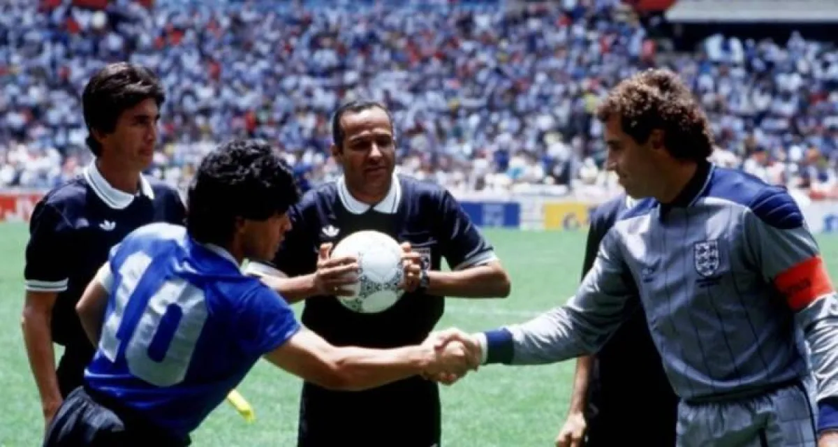 CHAKCOUKA TIMESالحكم علي بن ناصريمسك  بين يديه بالكرة التي باعها هذه الايام الصورة منCHAKCOUKA TIMES