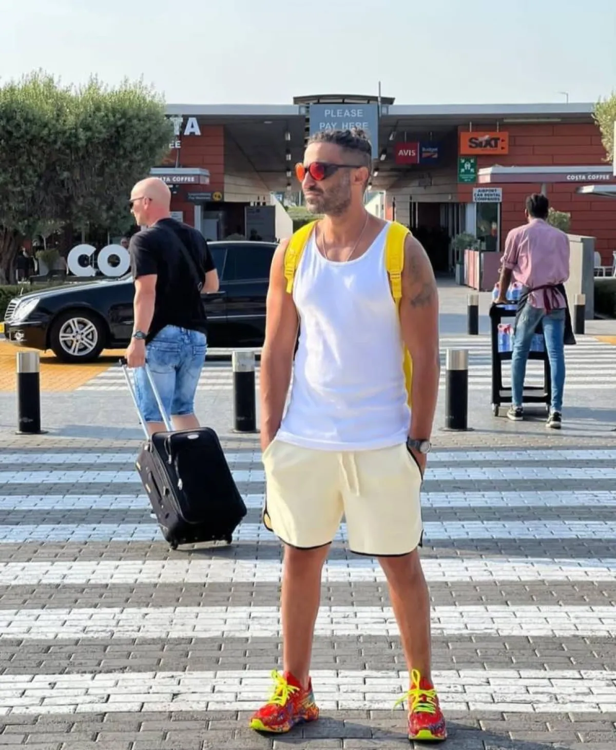 أحمد فهمي بحذاء رياضي ملون 