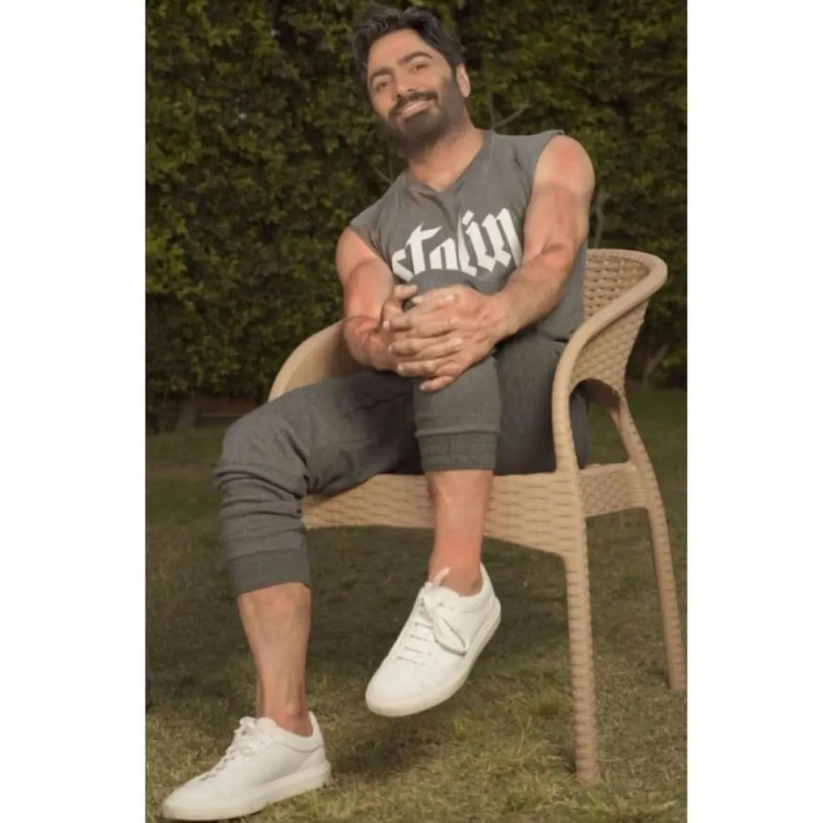 تامر حسني بحذاء رياضي باللون الأبيض 