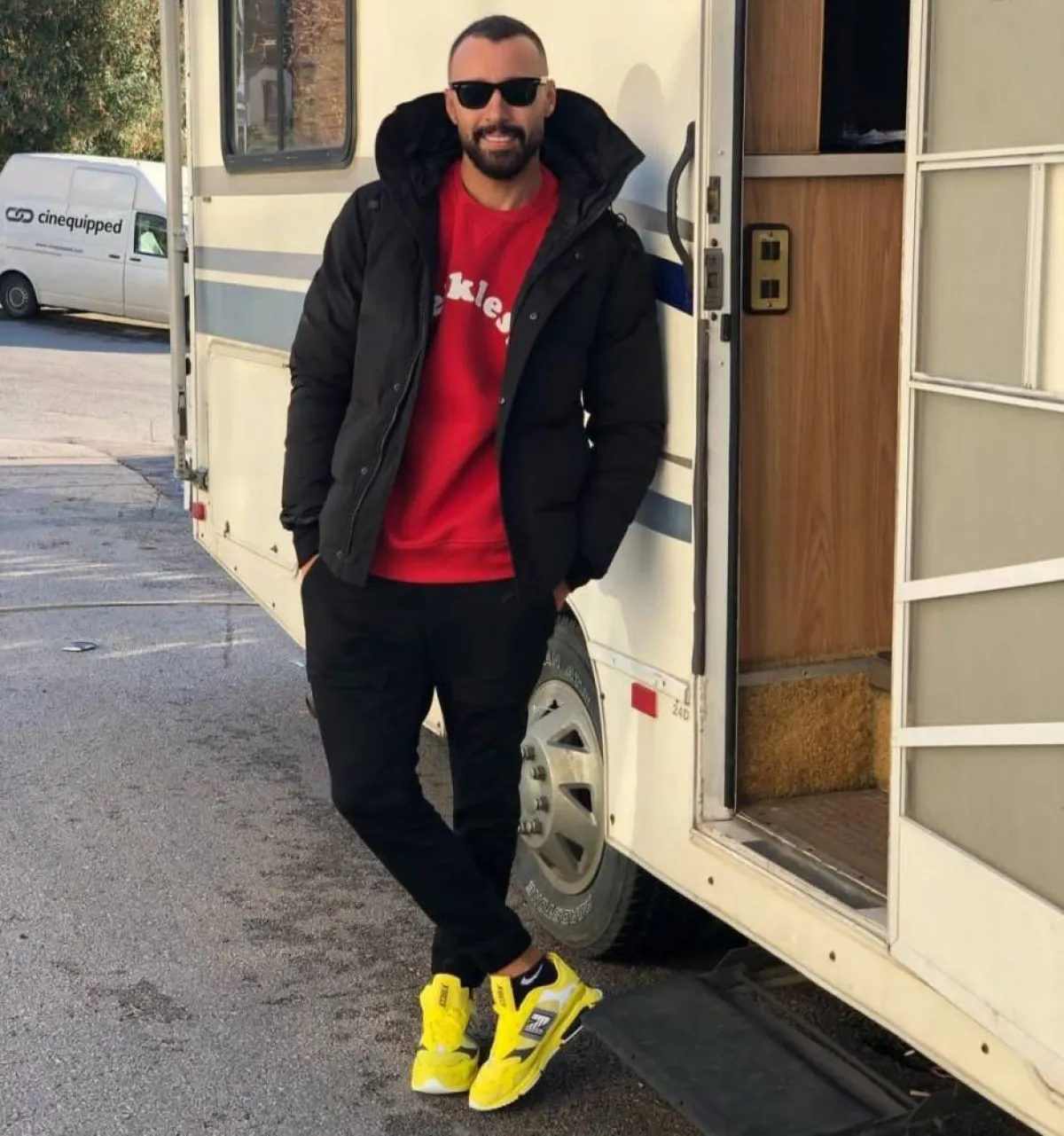  أحمد فهمي بحذاء رياضي باللون الأصفر 