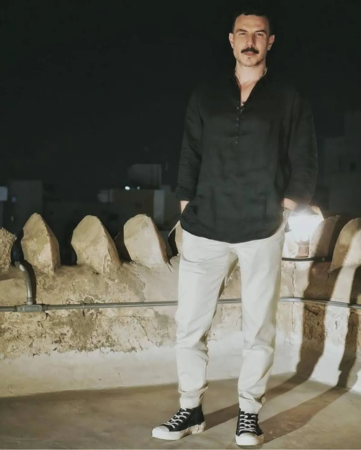 باسل خياط بحذاء رياضي باللون الأسود 