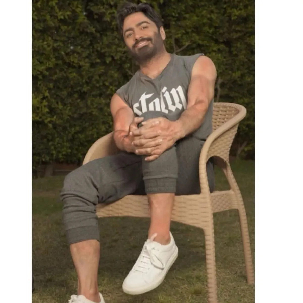 تامر حسني بحذاء رياضي باللون الأبيض 