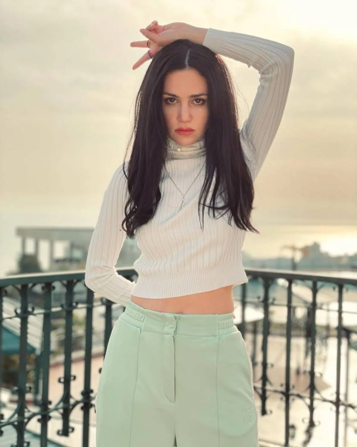 ركين سعد بإطلالة كاجوال باللون الأبيض 