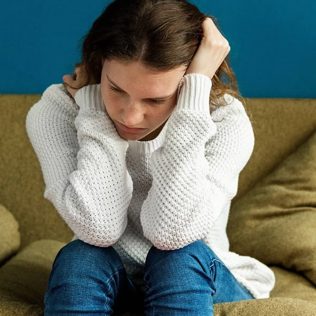 صورة لطفلة حزينة