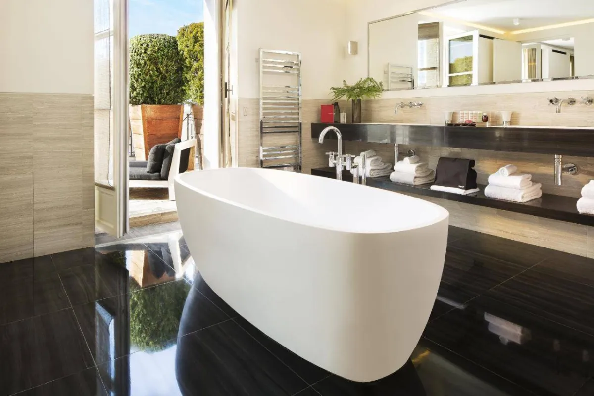 نموذج عن الحمام المتصل بالغرفة، في فندق مارينيون شانزليزيه