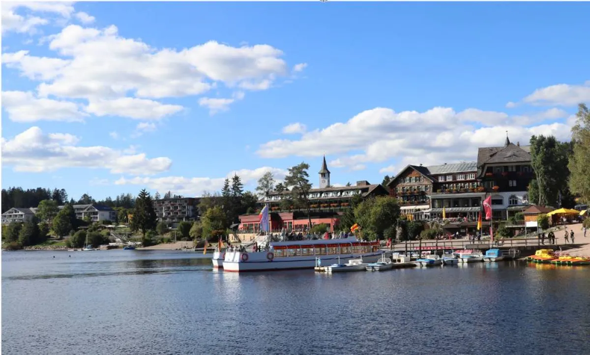 بحيرة تيتيسي والقرية الواقعة على ضفتها 