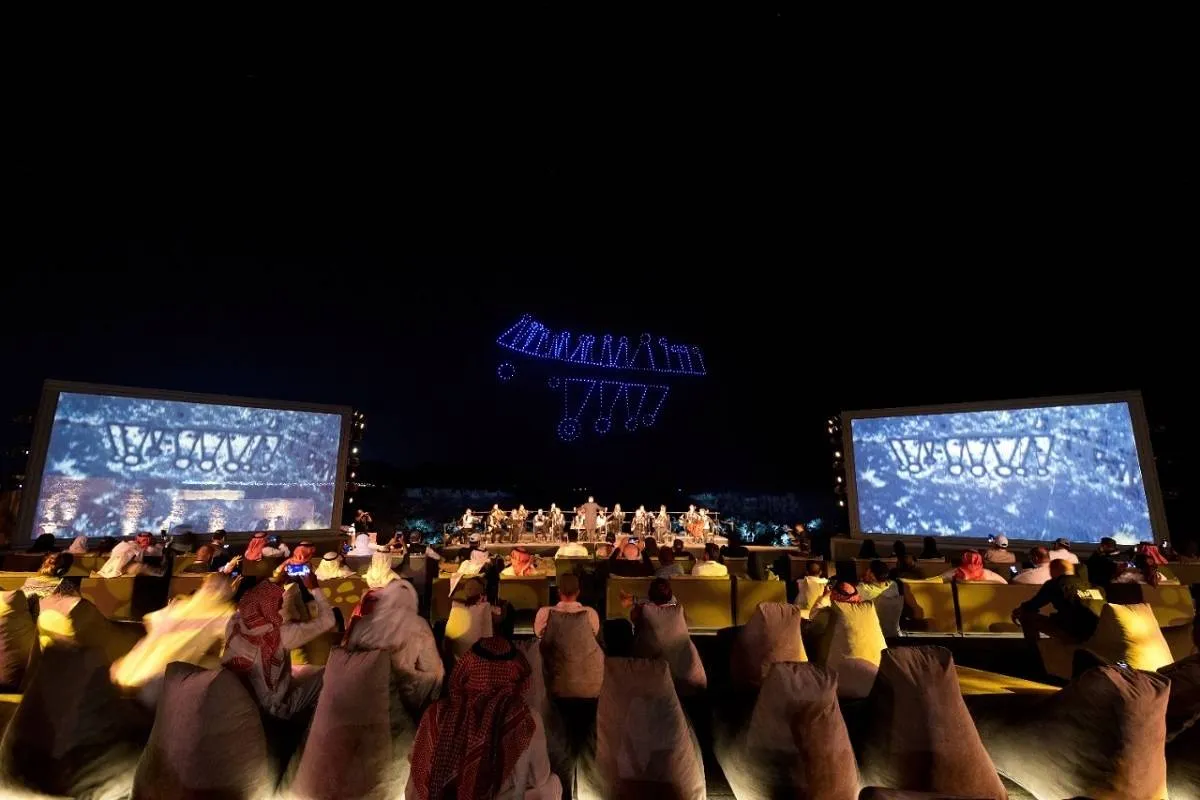 واحة خيبر تفتتح فعاليات جولاتها بعرض خاص لطائرات الدرون على أنغام الفرقة الموسيقية