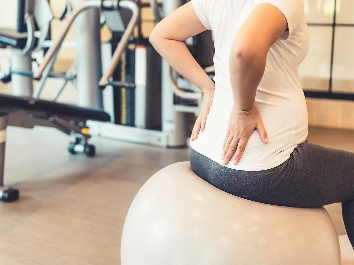 صورة لامرأة حامل تعاني من آلام بالظهر