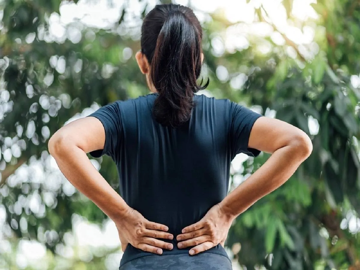 صورة لامرأة تعاني من ألم بالظهر