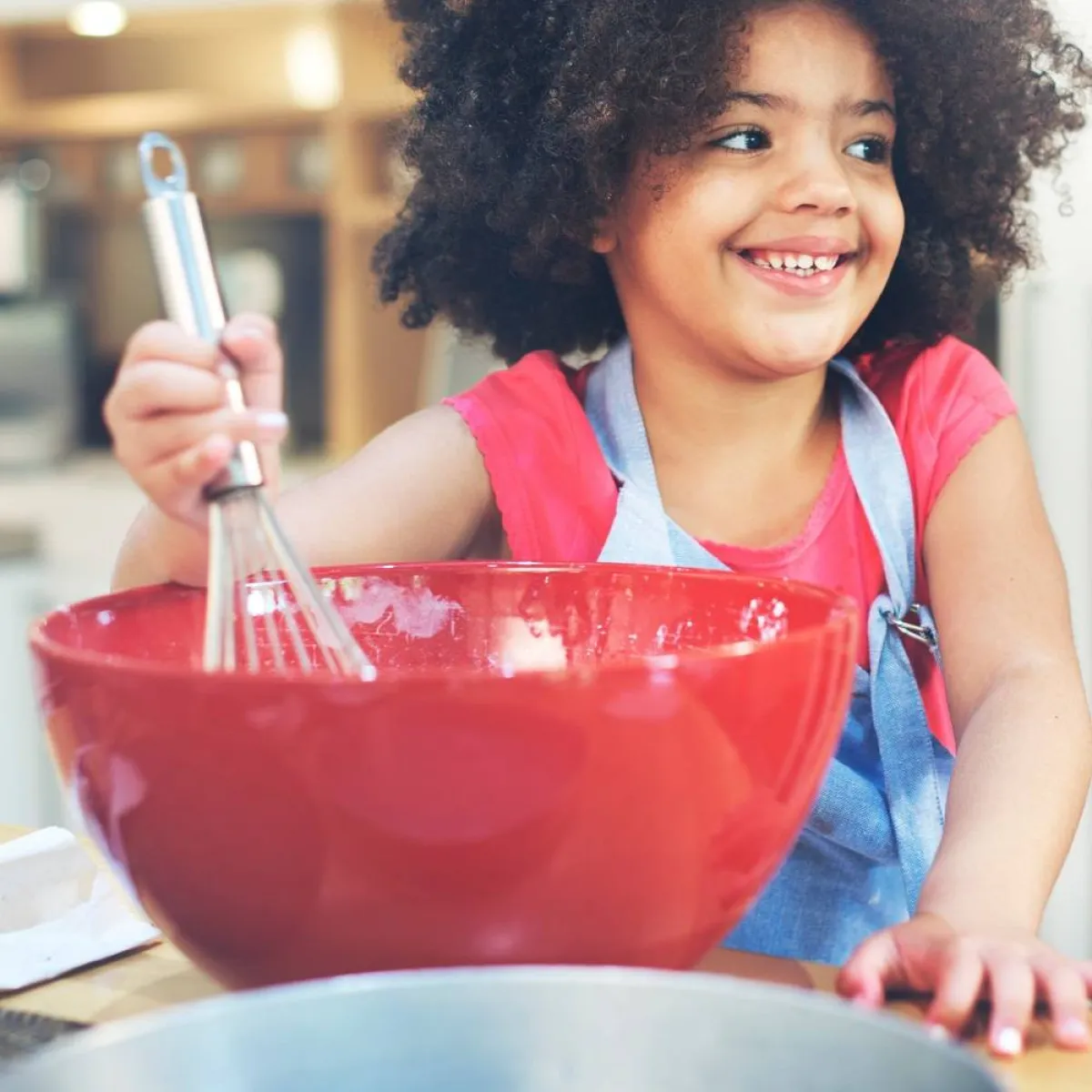 صورة لطفلة تساعد بالمطبخ